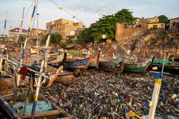 Accra;-Ghana;-Jamestown;-beach;-pirogue;-James-Fort;-Royal-African-Company;-1673;-colonial-heritage;-Gold-Coast;-plastic-pollution;-waste;-Korle-Lagoon;-environmental-crisis;-artisanal-fishing;-fishing-community;-Gulf-of-Guinea;-West-Africa;-documentary-photography;-environmental-photography;-Kaleidos;-Kaleidos-images;-La-parole-à-limage;-Stories-Pictures;-Tarek-Charara